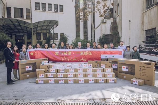 在叙利亚中资企业向叙地震灾区捐赠物资交接仪式现场。人民网记者 薛丹摄