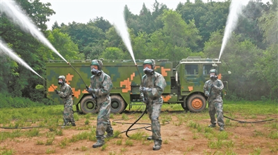 图①：第79集团军某旅官兵进行洗消训练。 张文龙摄