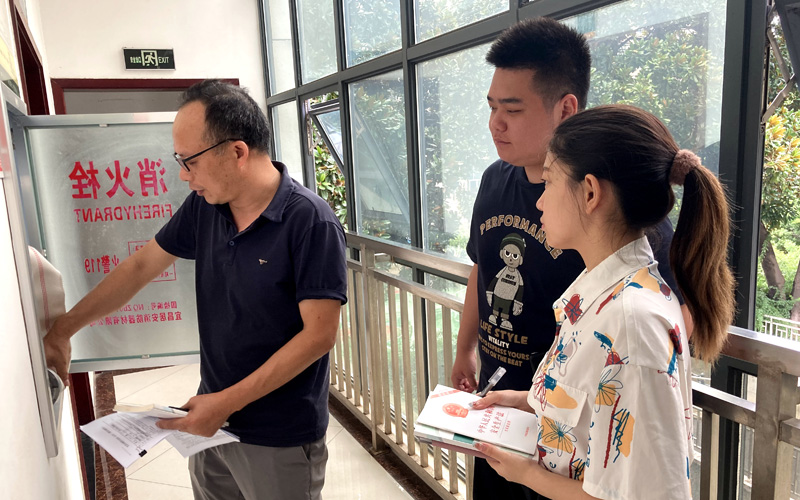 对消防设备进行检查维护