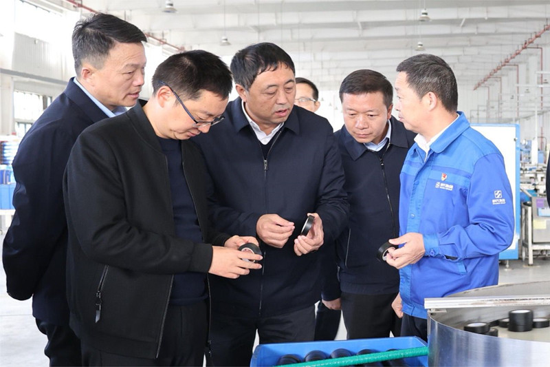 走进舒氏集团生产车间，观摩产品细节。叶嘉杏摄