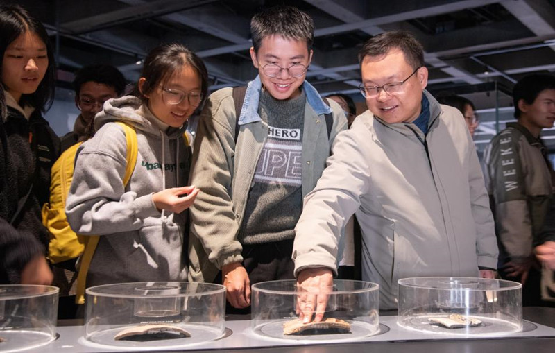 老师带领同学们体验触摸瓷片。魏雨城摄