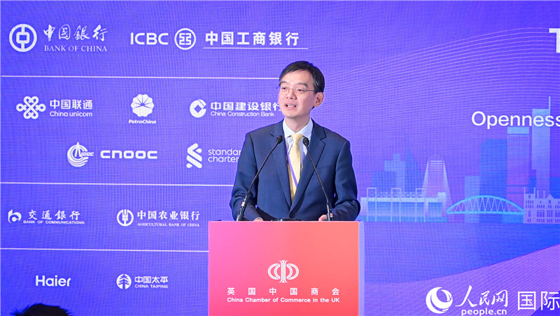 1. 英国中国商会会长、中国银行伦敦分行行长方文建 致欢迎辞。郭锦标摄_副本