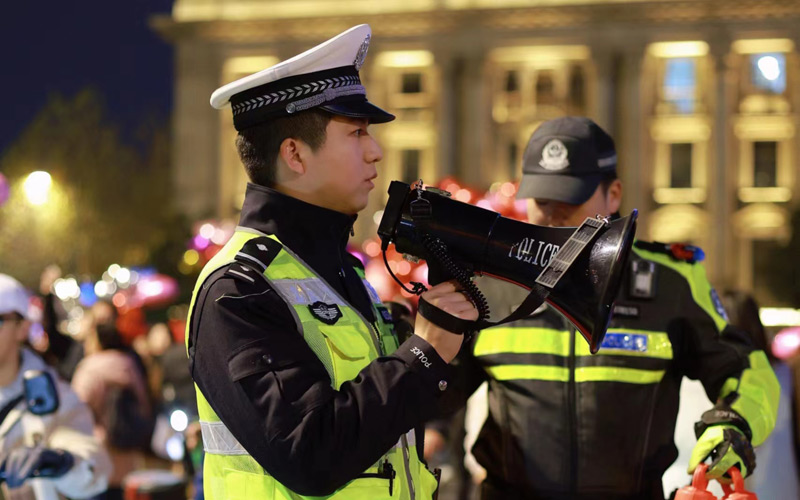 新年“转钟”，交警服务不打烊。武汉交警供图