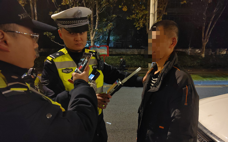 查酒驾。武汉交警供图
