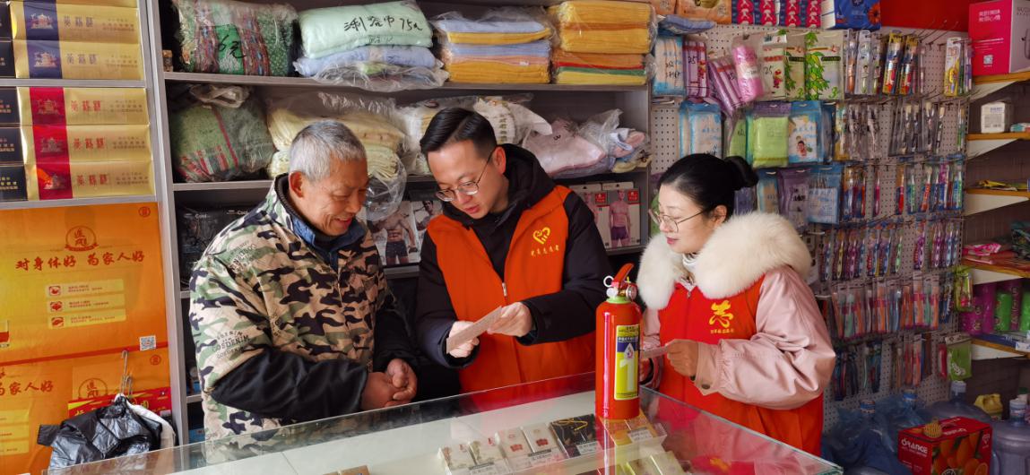 “安全志愿服务队”为零售户送上安全温馨提醒。易心容摄