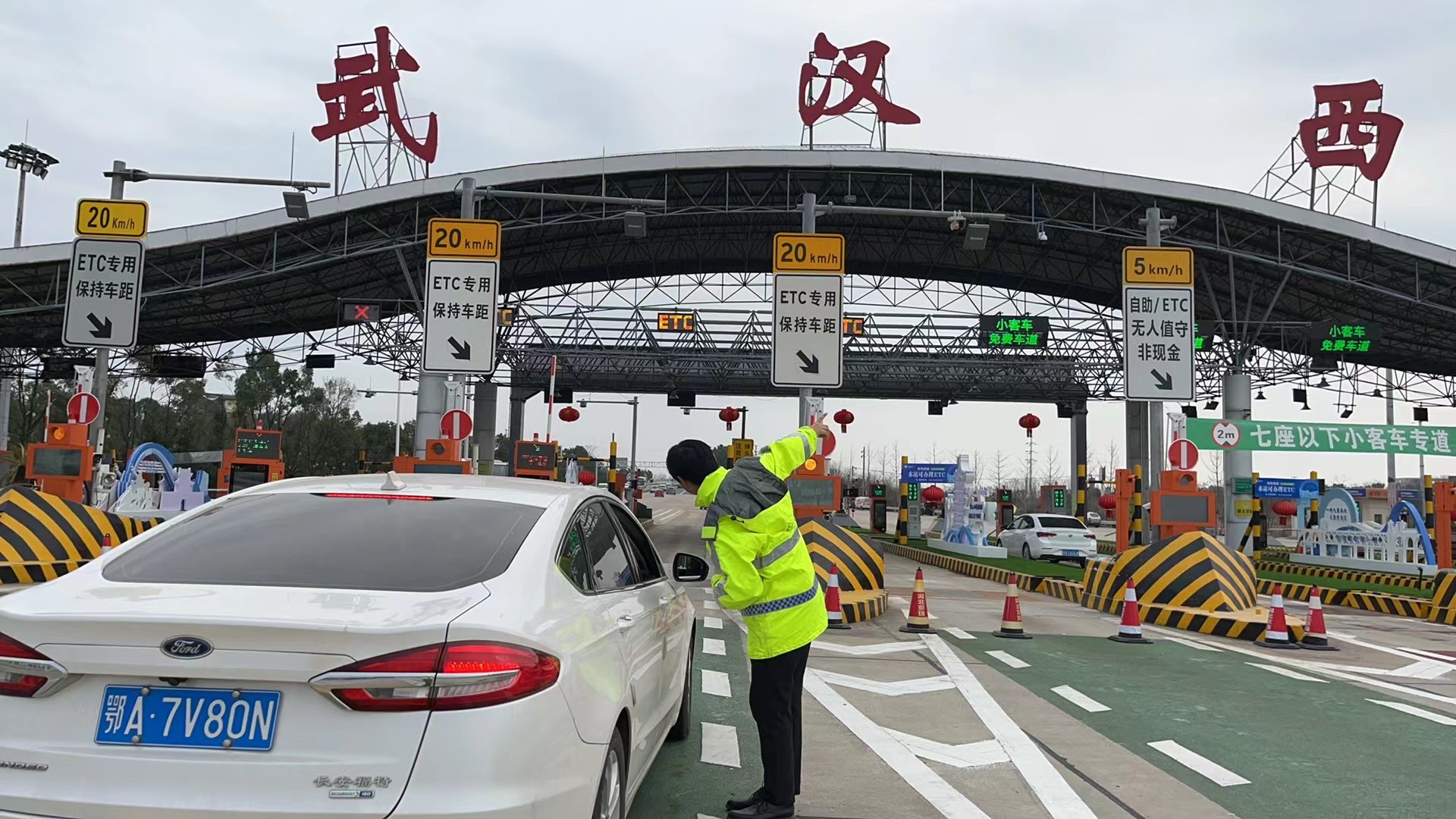 京珠运营公司开展节日期间道路保畅工作