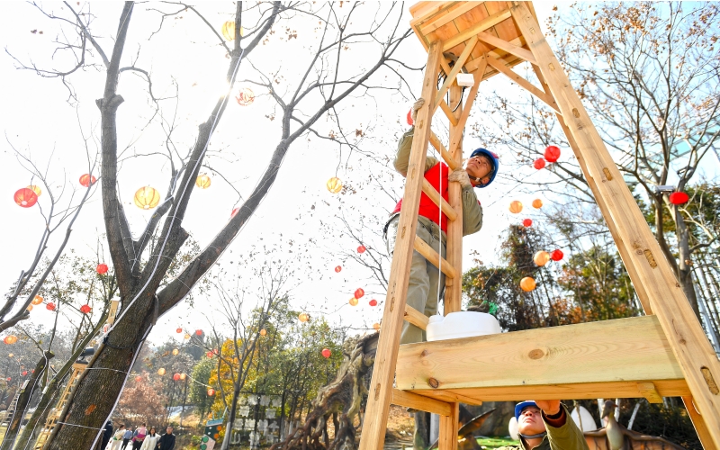2月11日，在木兰草原景区，国网武汉供电公司工作人员对景区内的用电设备进行巡检，确保景区在春节期间安全稳定用电。