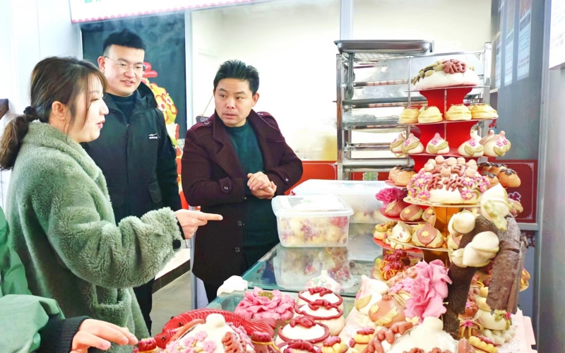 春节期间选购非遗美食“乞巧花馍”的群众络绎不绝。 徐光意摄