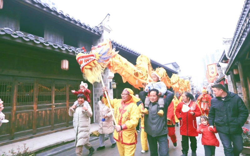 民俗文化活动让“活”起来的非物质文化遗产在年味儿中“火”起来。 徐军摄