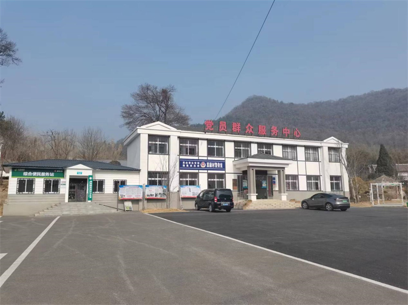 菖蒲村干净、整洁的水泥路面。李丹青摄