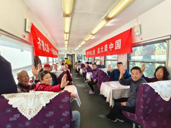 3月22日，首趟“齐鲁之星”银发旅游列车返程途中，旅客合影留念。