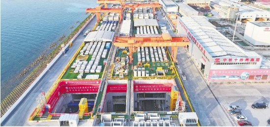 胶州湾第二隧道南线主线隧道施工现场。