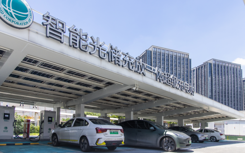 武汉经开区智能超级充电站。李岿摄