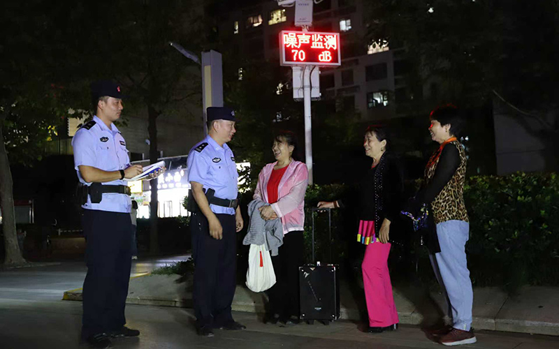 东湖新技术开发区公安分局社区民警张文昌研发“广场舞噪音远程监测提醒设备”。