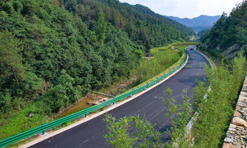 郧西县土门镇家竹村新贯通的二级公路。徐军摄