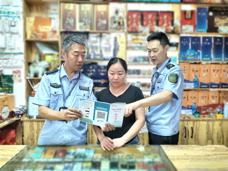 市管员向零售户宣传平台使用方法。