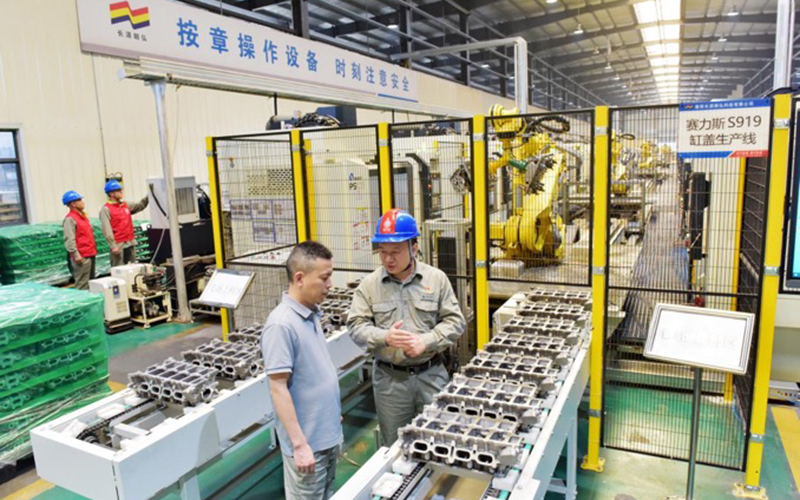国网湖北电力员工为辖区重点企业长开展用电设备安全隐患排查。鄂殿摄