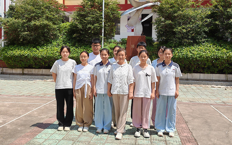 丁凤华与学生合影。