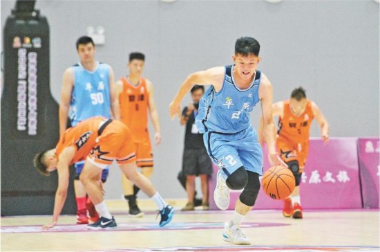 “德BA”平原赛区，平原县与夏津县激烈对战。（贺莹莹 王丁摄）