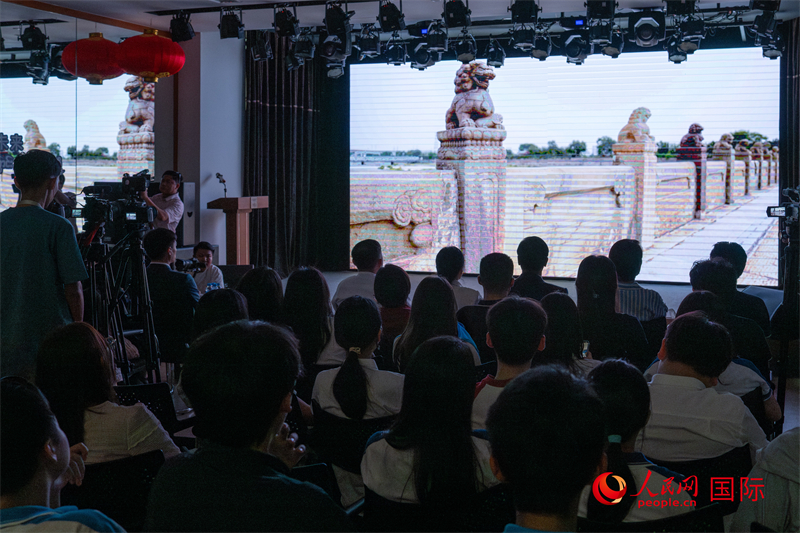 图一:活动现场展映《铭记·胜利的记忆》纪录片。人民网记者谢佳君摄