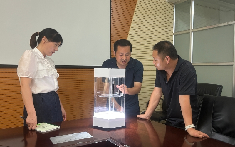 “折叠式茄烟展示筒”质量管理成果研讨现场。邓慧摄