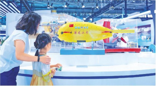 　　9月7日，市民游客在2025东亚海洋博览会参观。（张进刚 报道）