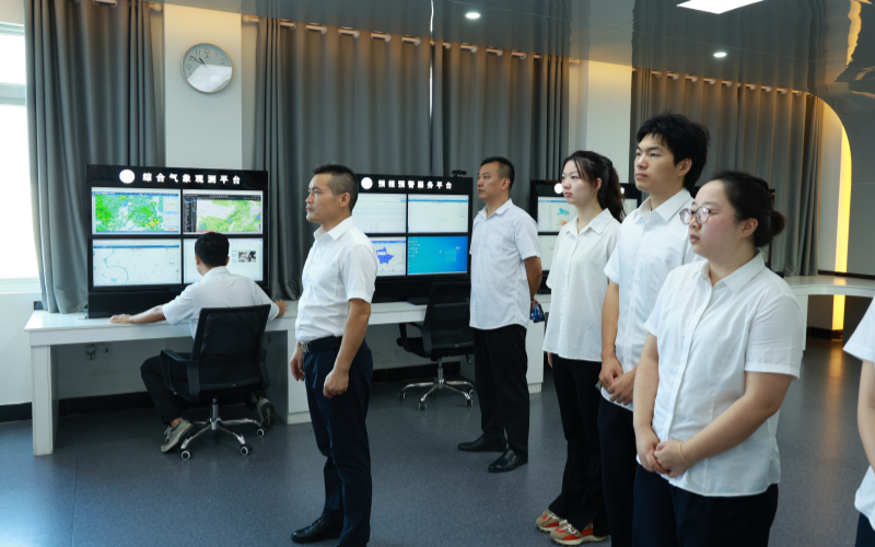 干部职工学习气象预警知识。