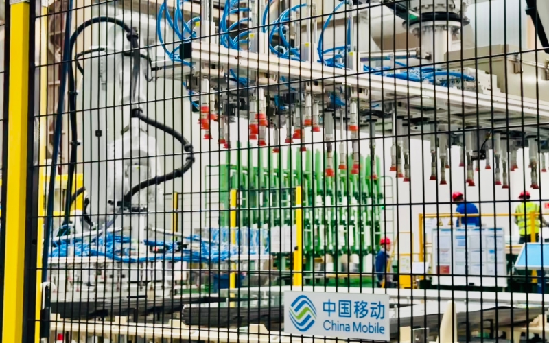 智慧工厂内，机械臂基于优质移动网络进行自动化作业。