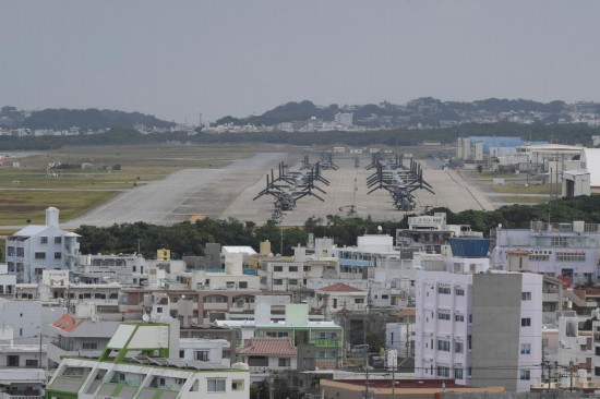 这是2023年11月25日在日本冲绳美军普天间基地驻留的“鱼鹰”运输机(资料照片)。新华社记者冯武勇摄