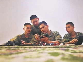该营战士正在研究装备部件内部电路。 李 伟摄