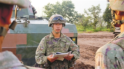 第82集团军某旅一级上士、基准炮长易洋（中）讲授射击口令。才晋扬摄