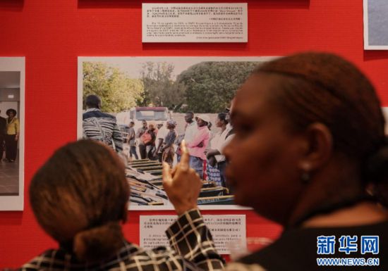 近日，在莫桑比克首都马普托，嘉宾参观中莫建交50周年图片展。记者 韩旭 摄