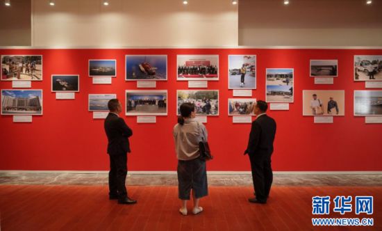 近日，在莫桑比克首都马普托，嘉宾参观中莫建交50周年图片展。记者 韩旭 摄