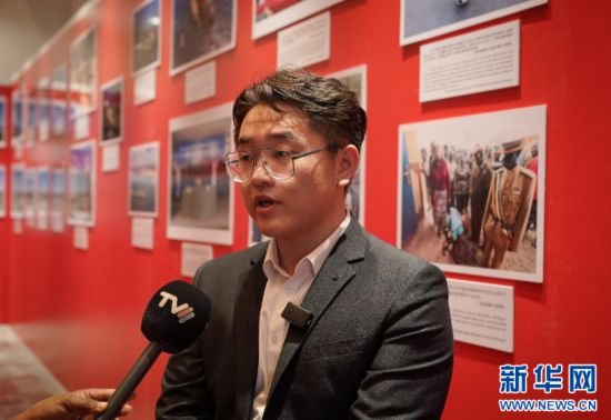 近日，在莫桑比克首都马普托中莫建交50周年图片展上，济南域潇集团马普托总经办电力部部长张董接受当地媒体采访。记者 韩旭 摄