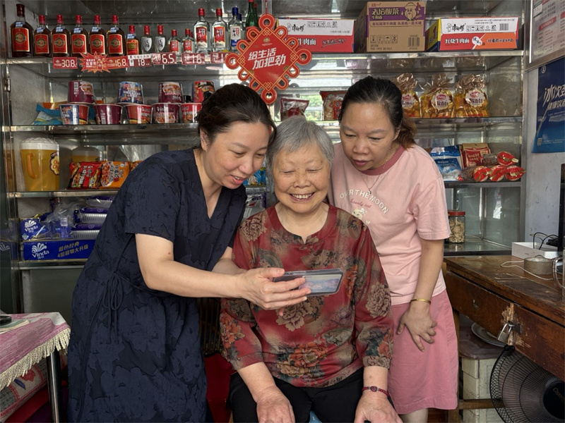 指导老年零售户使用国家反诈中心APP