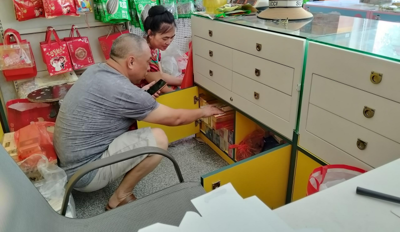 客户经理帮助零售客户整理货架