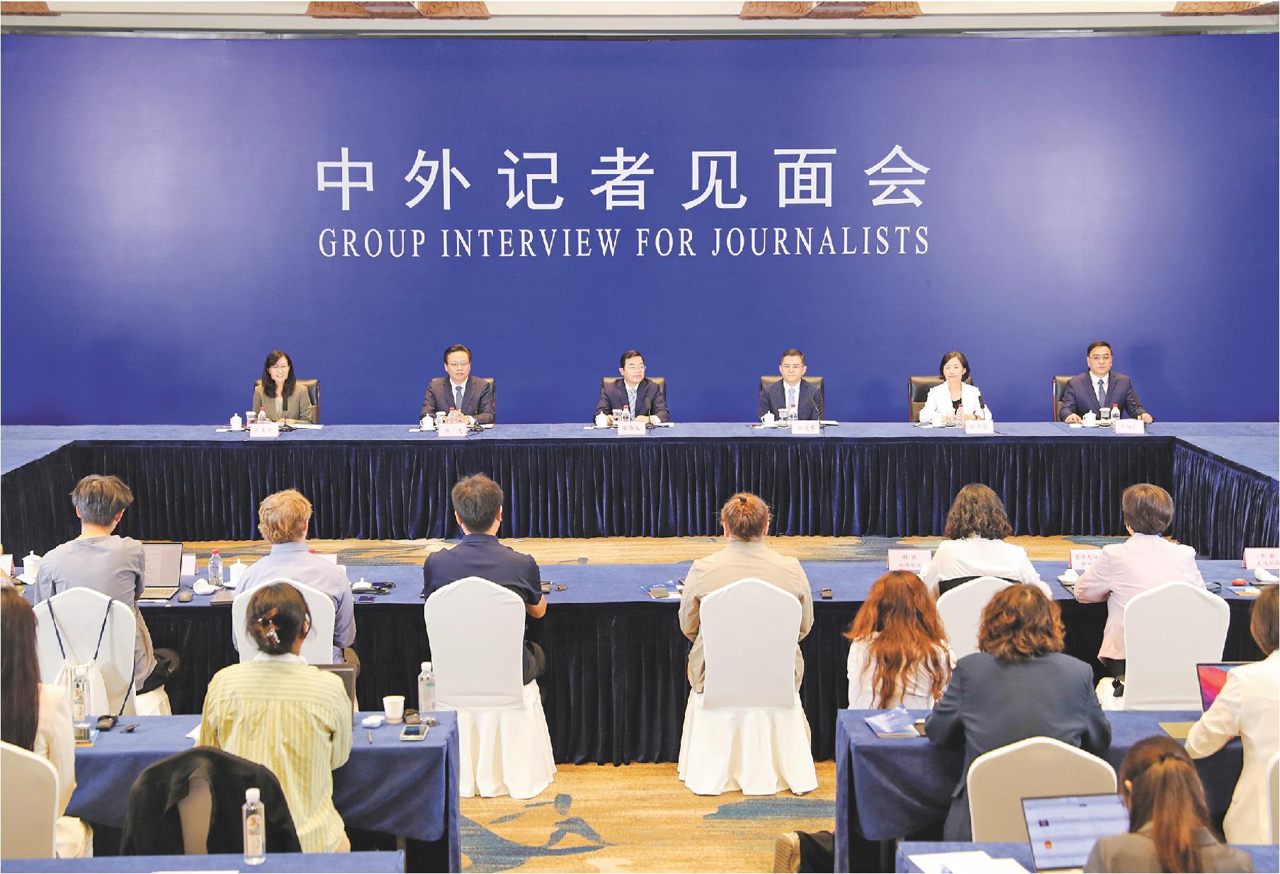9月18日上午，国新办组织的中外记者见面会在济南举行，介绍山东推动黄河流域生态保护和高质量发展的新进展新成效。（记者 卢鹏 李亚平 崔晗 通讯员 徐想 报道）