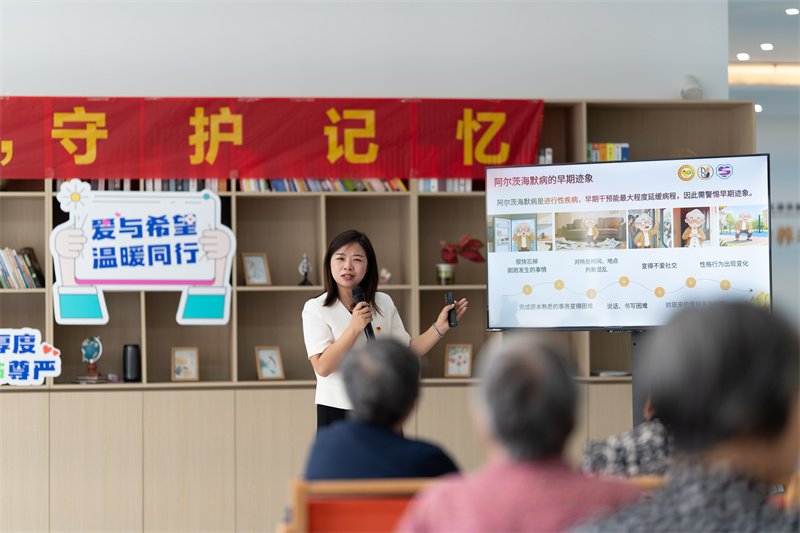 武汉市精神卫生中心老年医学科副主任医师王宗琴科普阿尔茨海默病。戴安杰摄