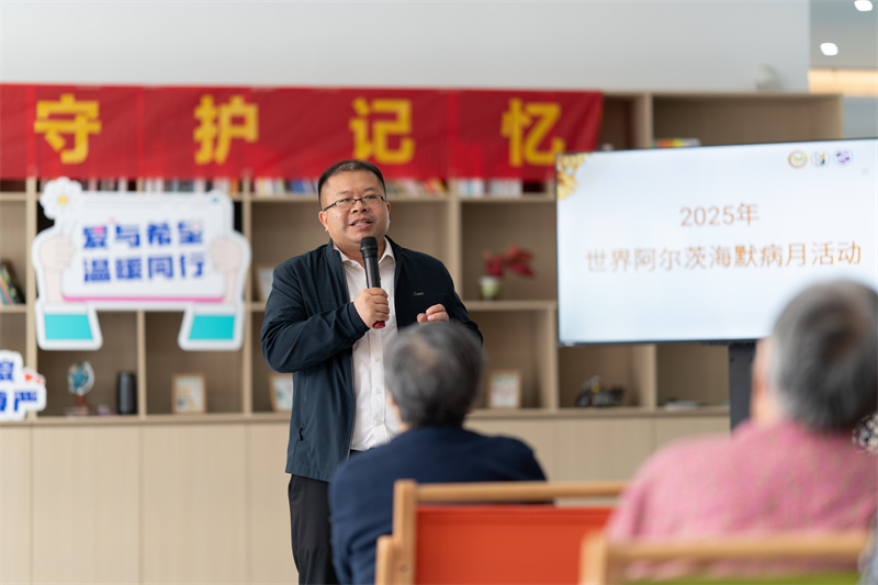 武汉市精神卫生中心院长钟宝亮致辞。戴安杰摄