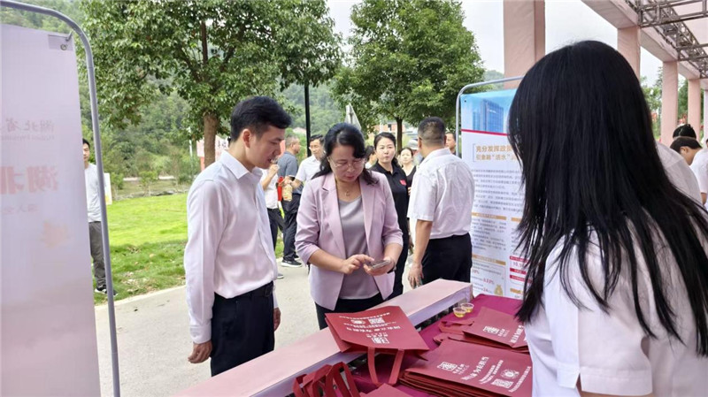 隆刚为黄石市人民政府副市长徐丹娅现场演示农担扫码获客小程序