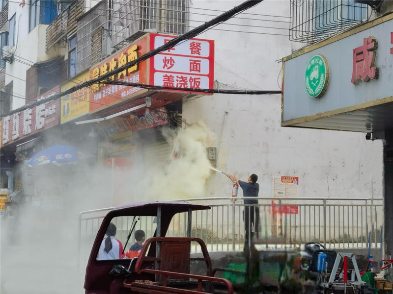 丁鹏冲向起火点用灭火器灭火瞬间