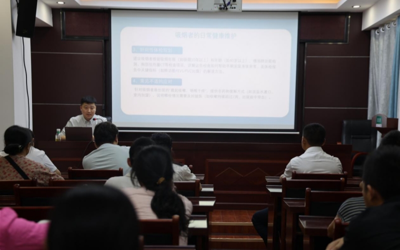 图为当地医院相关科室医生进行科普讲解。