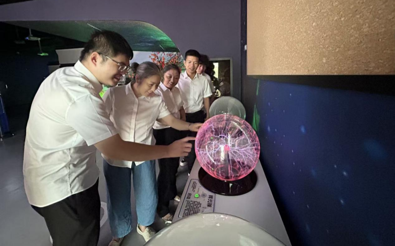 蕲春县局干部职工实地体验展品。
