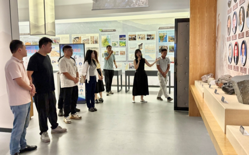 麻城市局职工参观大别山地质科普教育基地。