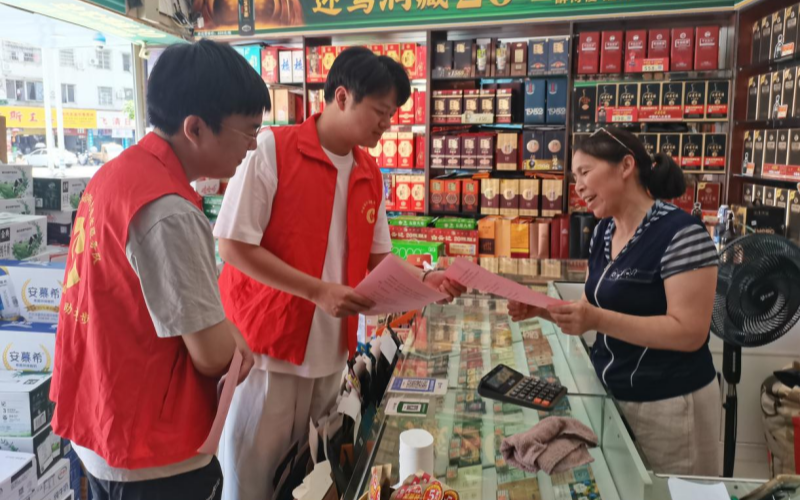 英山县局志愿者开展入户科普宣传。