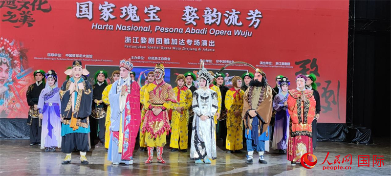 演出结束后全体演员合影。人民网记者 李培松摄