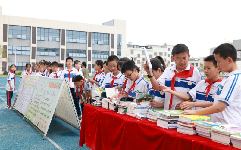 通城县第一小学操场上流动书摊前挤满了看书的学生。陈交朋摄