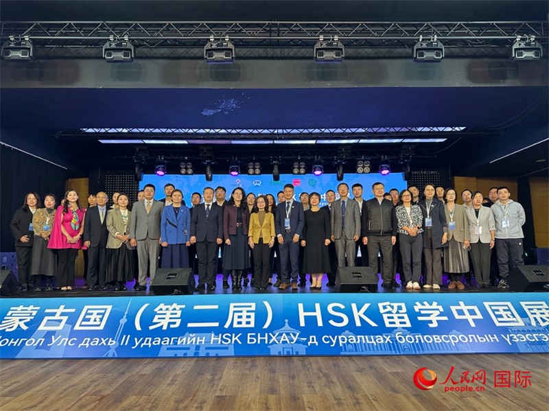 参加开幕式的嘉宾合影留念。人民网记者 张朋辉摄