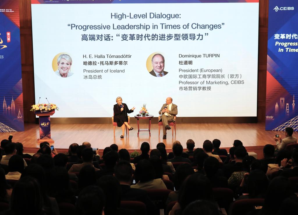 17日，正在上海访问的冰岛总统托马斯多蒂尔在上海中欧国际工商学院出席谈话活动。新华社记者 高峰 摄