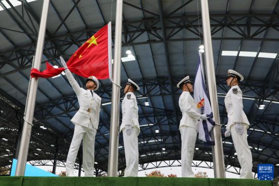 10月19日,开幕式上升中国国旗。新华社记者 黎云 摄